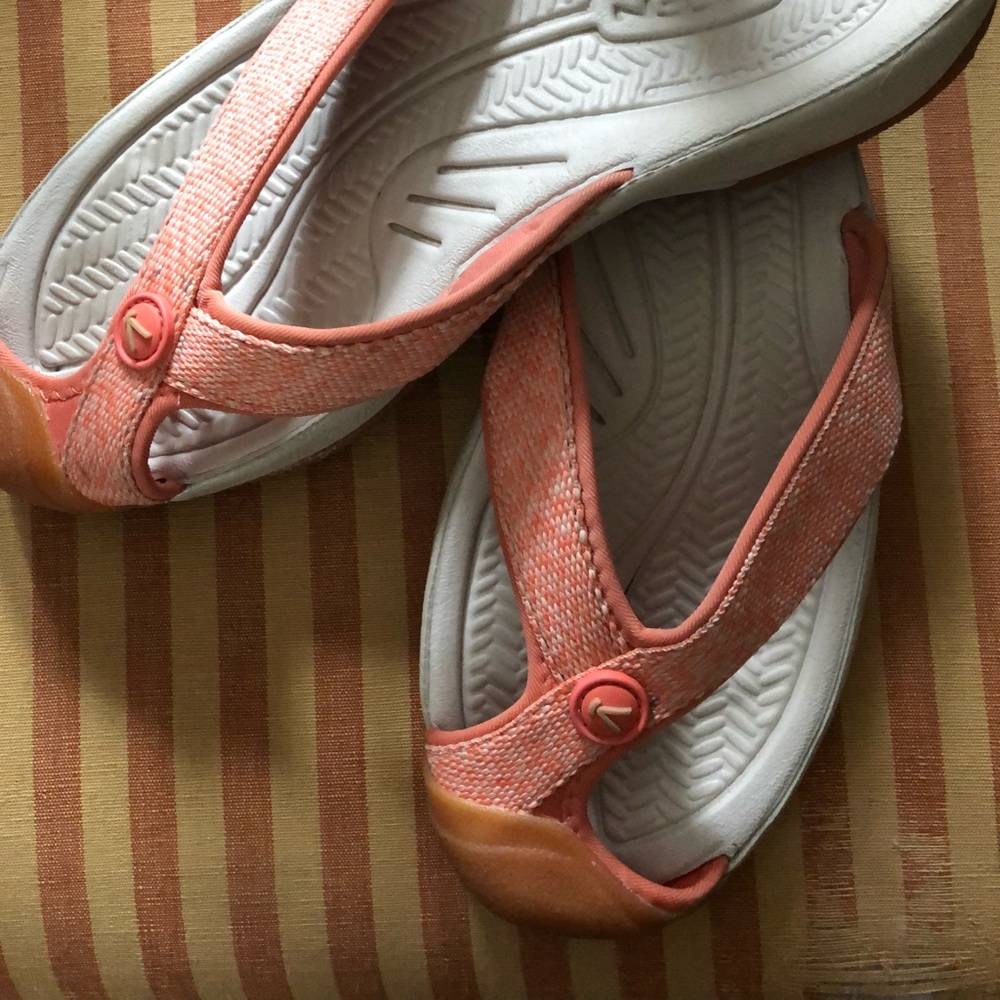 KEEN Ladies Covered Toe Slides.  Size 7